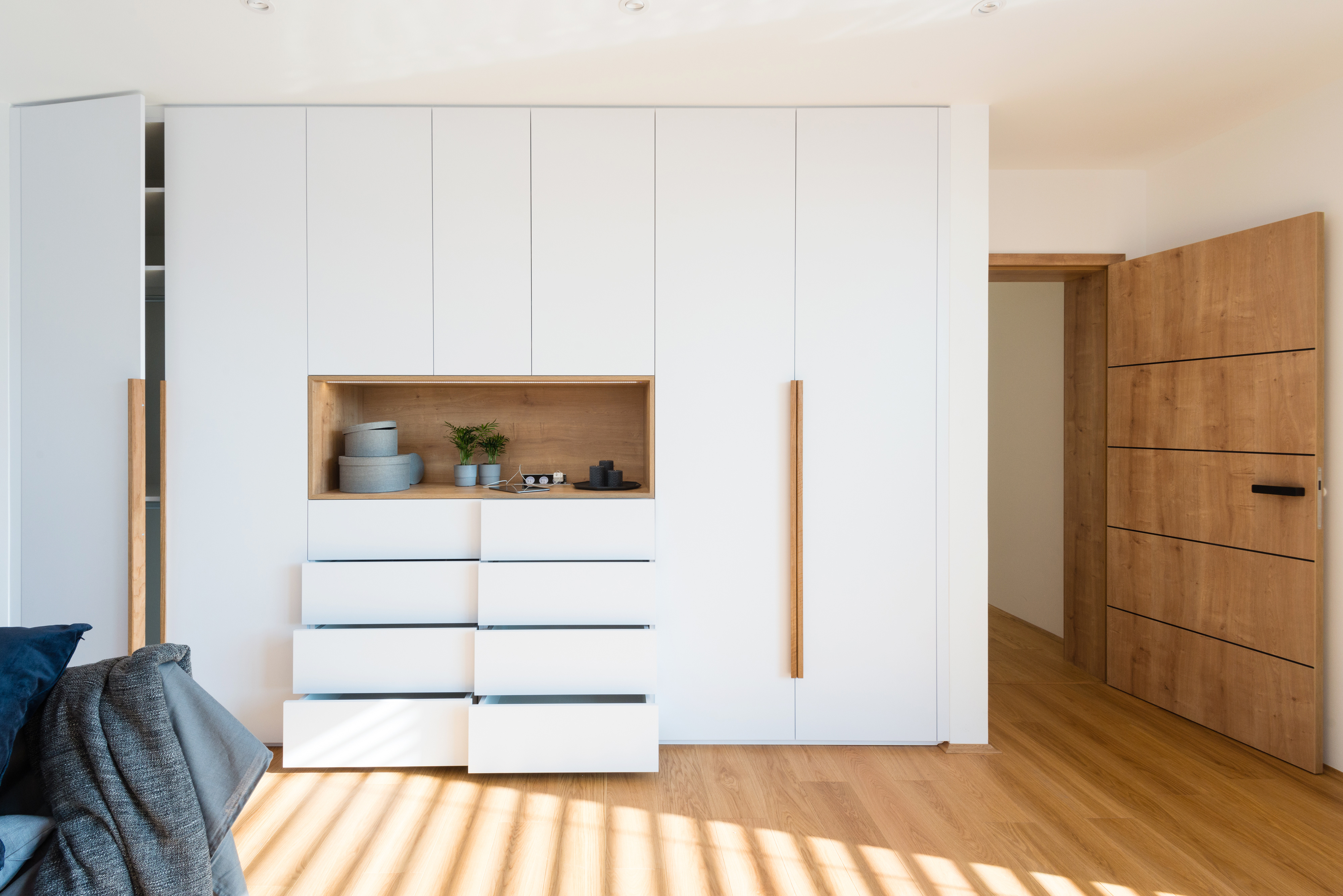 Weißer Holzschrank mit offenen Regalen im Schlafzimmer eines modernen Hauses