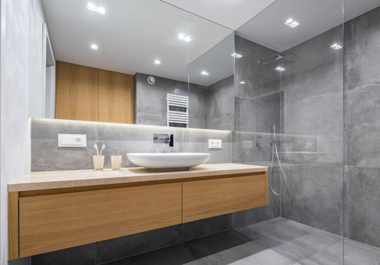 Badezimmer mit Dusche und Spiegel