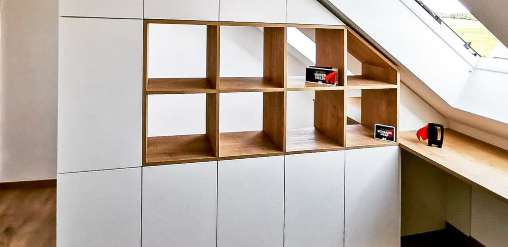 Dachschrägenschrank fungiert als Raumteiler mit offenem Element