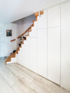 Minimalistischer Treppenschrank in weiß
