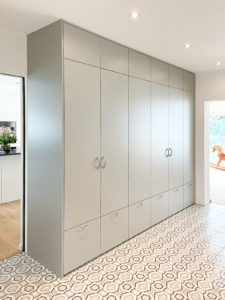Grauer eleganter Einbauschrank