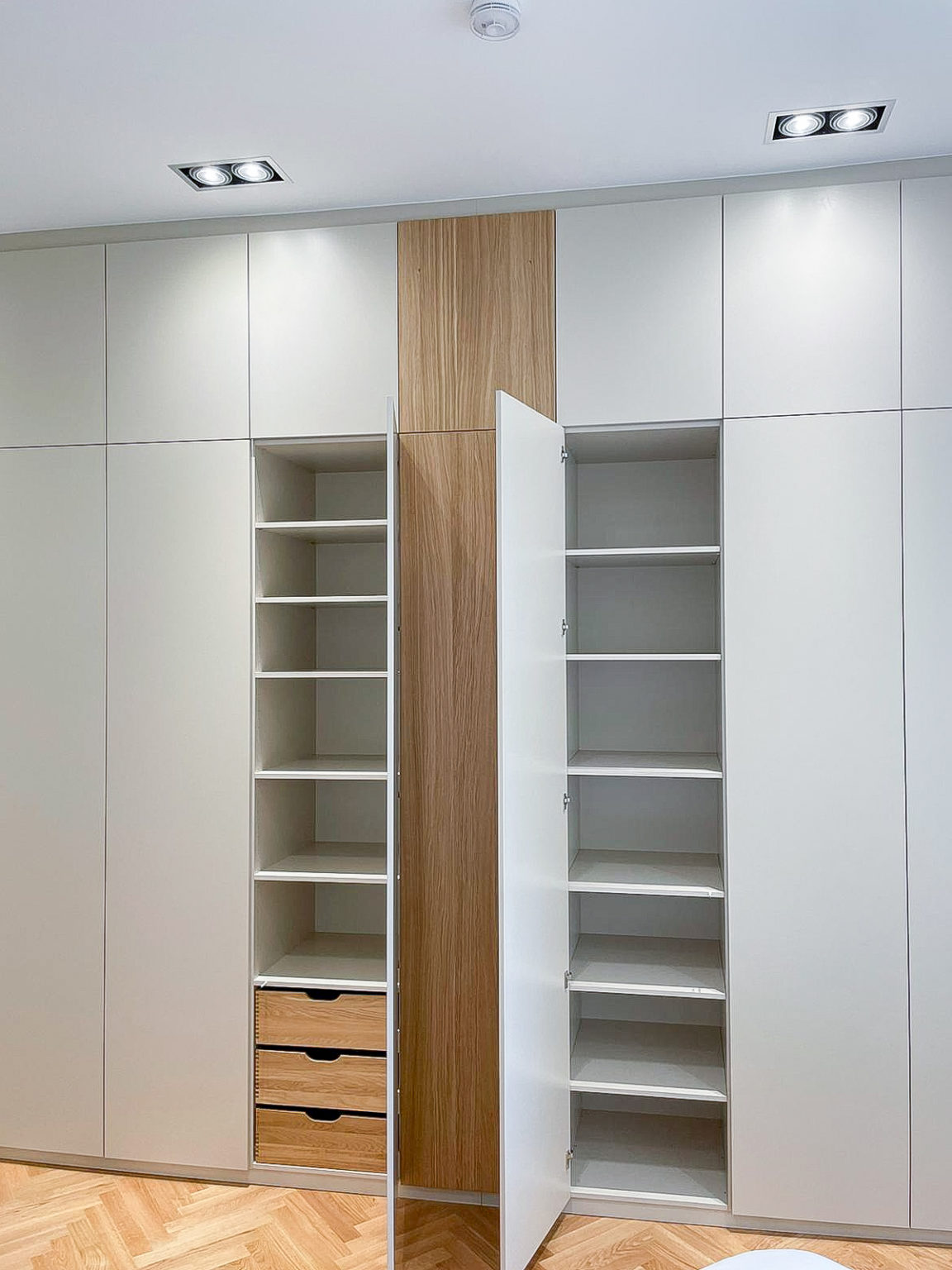 Höhenangepasster Kleiderschrank