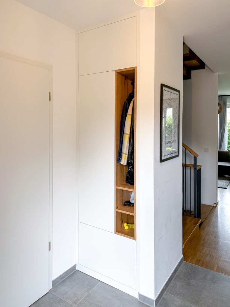 Flurschrank in weiß mit einem Holzinlay