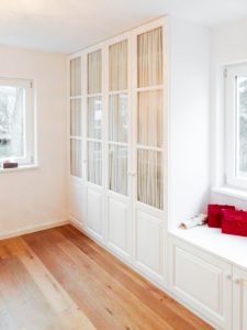 Witte kast in landhuisstijl