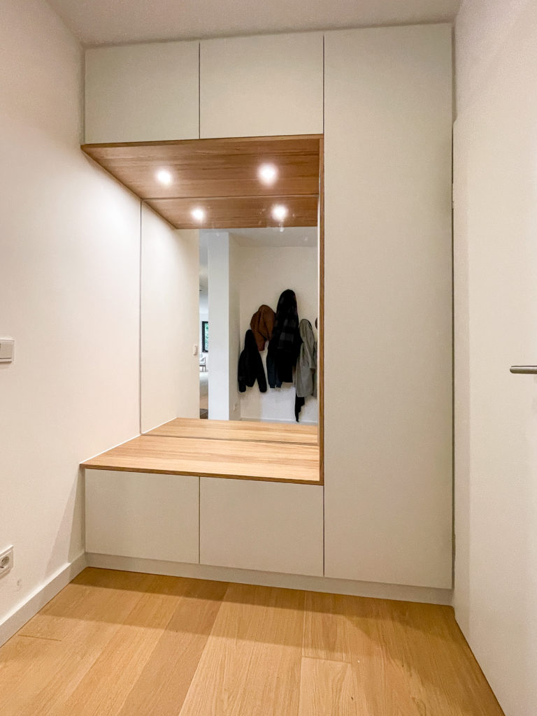 Garderobe mit Spiegel und Sitzmöglichkeit