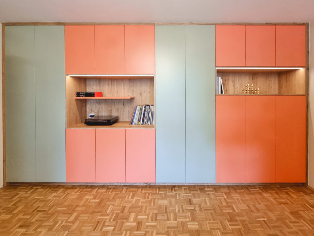 Einbauschrank in Grün und Orange