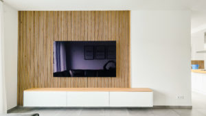 TV Sideboard weiss matt mit Eichenplatte und Wandpaneelen