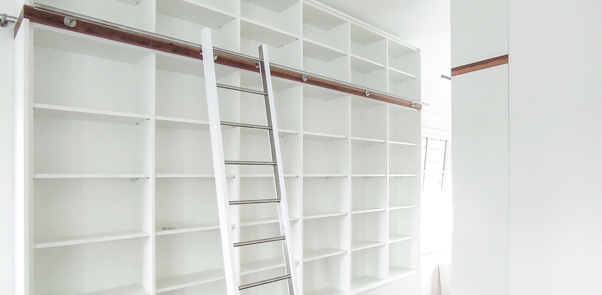 Bibliotheksschrank weiß mit Leiter