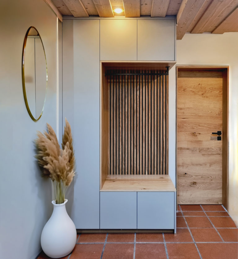 Garderobe weiß matt mit Paneelen