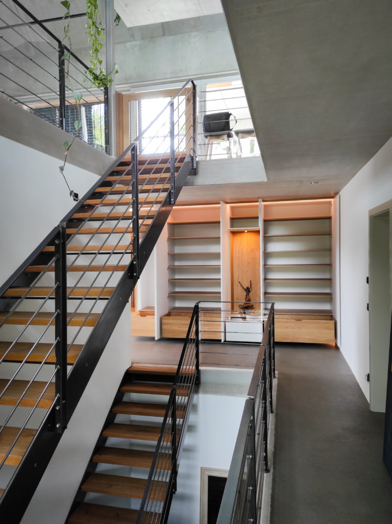 Garderobe in weiß mit Eicheninlay