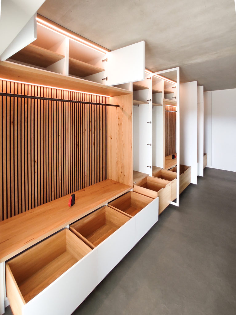 Garderobe weiß mit Eicheneinsatz und Warmweiß LED