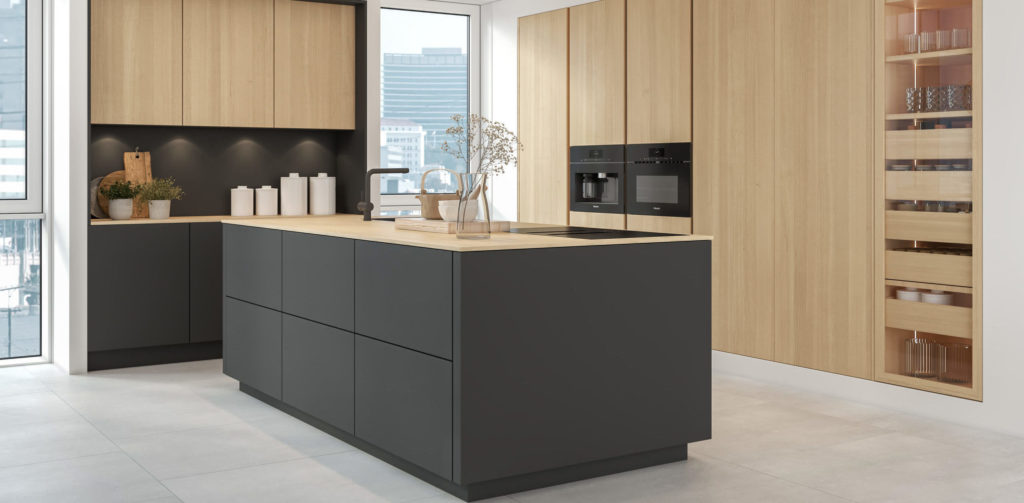 Moderne Küche in Holzoptik mit Kochinsel in schwarz