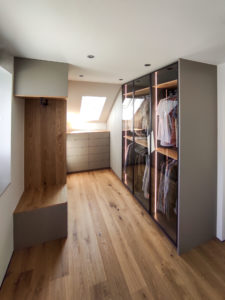 Moderner Ankleideschrank mit Glastüren