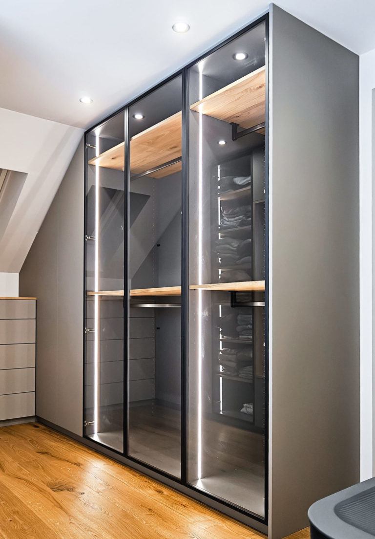 Dachschrägenschrank grau