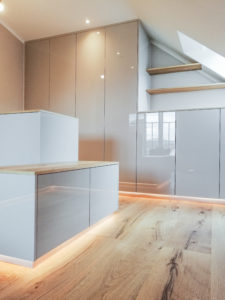 Dachschrägenschrank grau glänzend