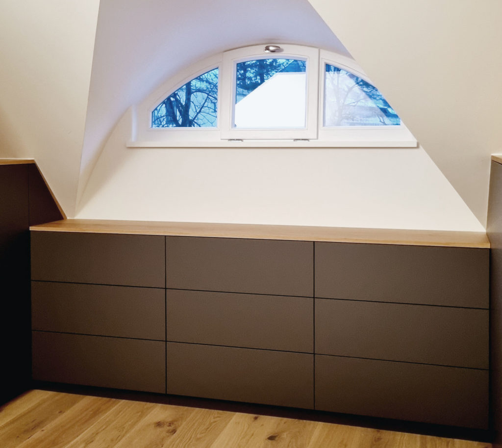 Kniestockschrank schwarz mit Ablagefläche Holzoptik