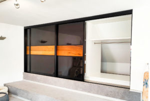 Kniestockschrank schwarz weiß mit Glasschiebetüren und Wildeiche