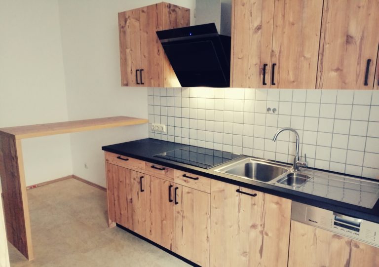 Küchenzeile Holzoptik mit dunkler Arbeitsfläche
