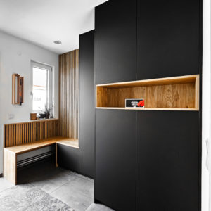 Garderobe schwarz matt raven black mit Eichenelementen