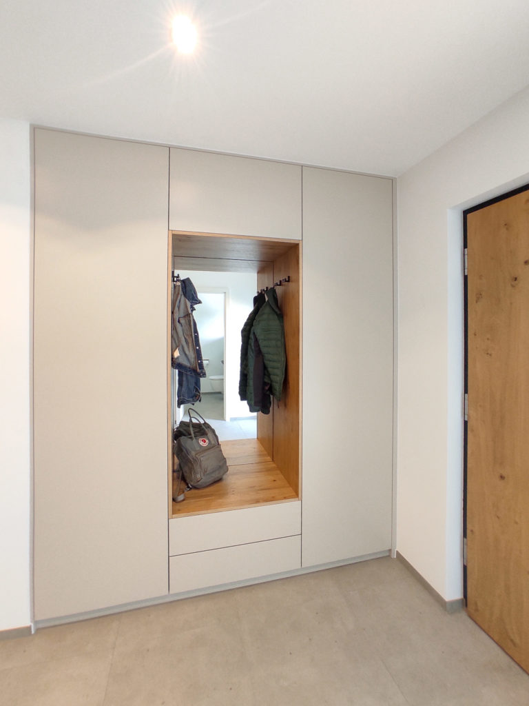 Beige Garderobe mit Sitzfenster und Spiegel