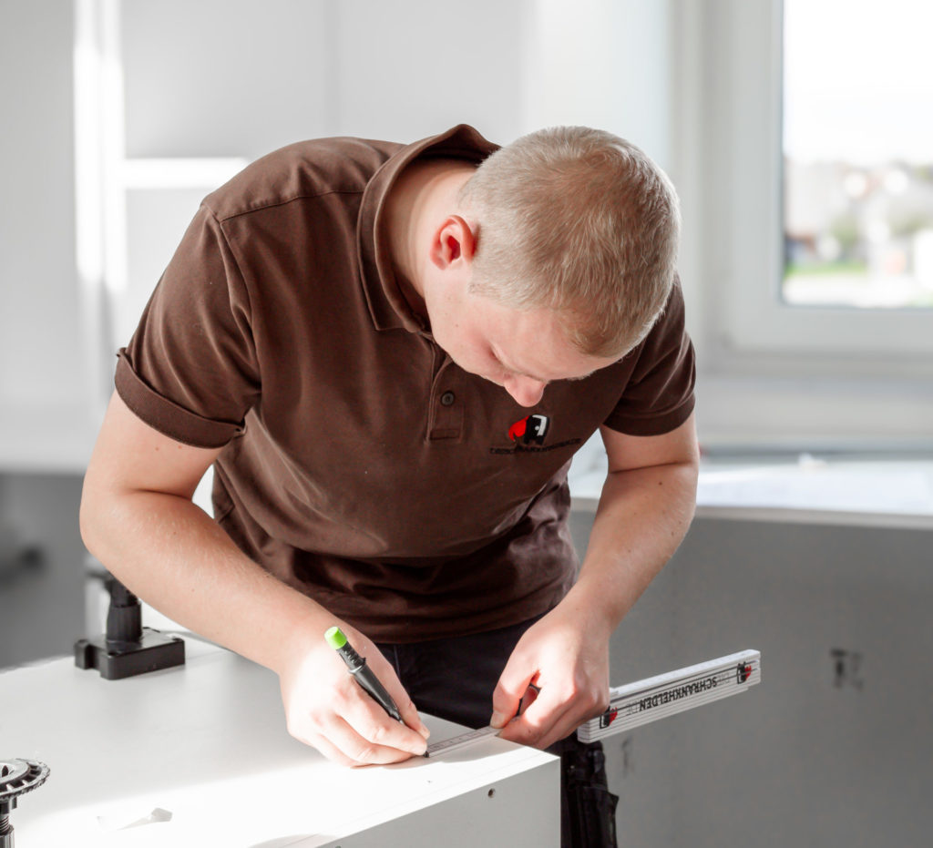 Dominik Montage Schrankheld