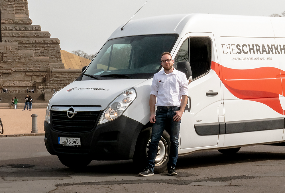 Benjamin Koalenzki vor Schrankheldenauto
