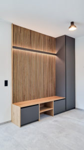 Garderobenschrank anthrazit mit Wandpaneelen in Eichenoptik und LED Leiste