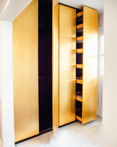 Einbauschrank mit vergoldeten Fronten und Apotheker Auszug