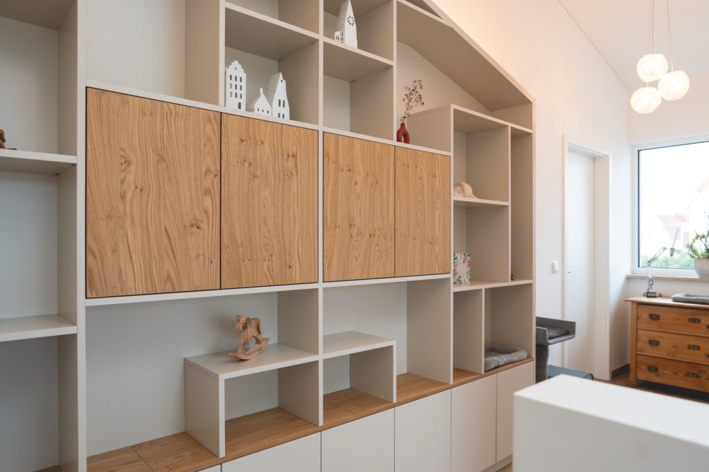 Flurschrank in beige mit fresko Türen in Eiche