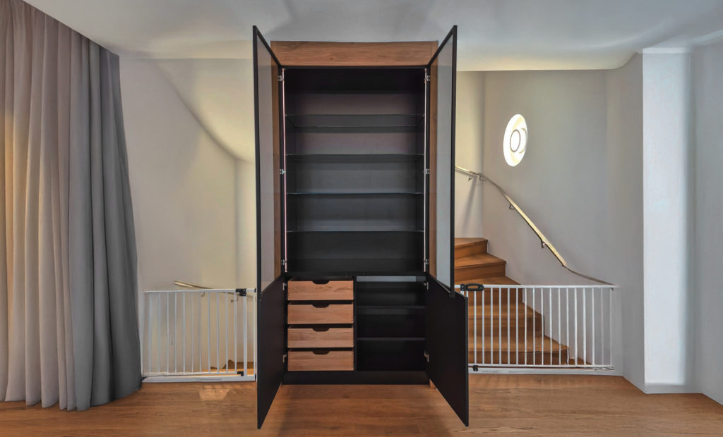 Nischenschrank in schwarz mit Glasfront