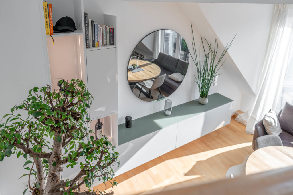 Schwebende Wohnwand weiß glänzend