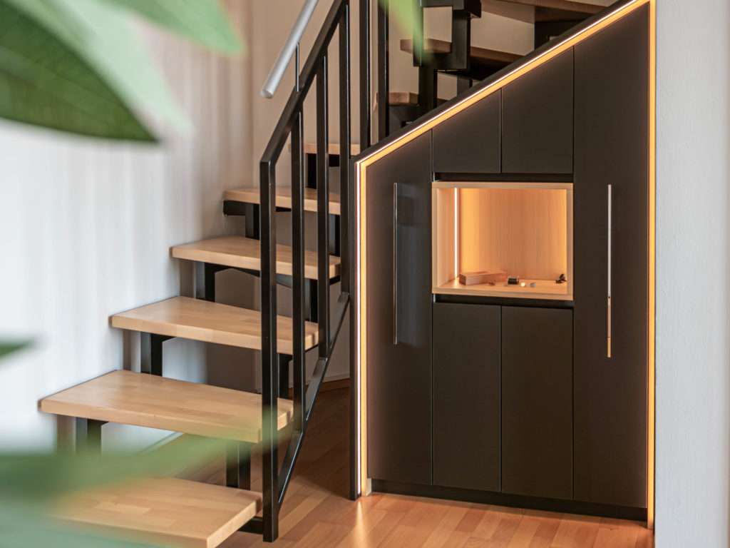 Individuelle Treppenschrank Lösung in schwarz mit LED