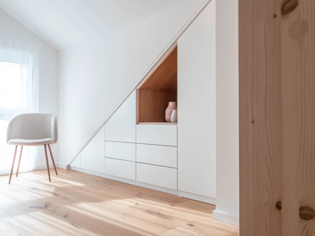 Dachschrägenschrank matt weiß mit Eicheninlay