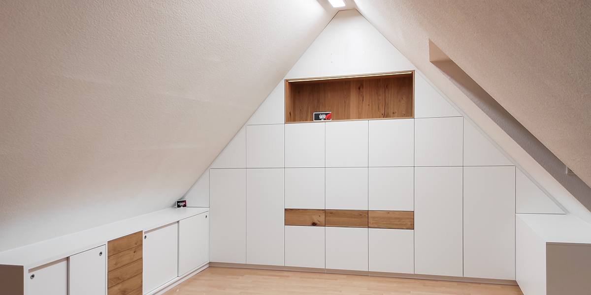 Blogbeitragsbild Büro unter Dachschrägen