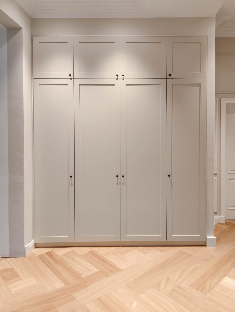 Maßgefertigter beiger Einbauschrank mit Kassettenfront im Flur