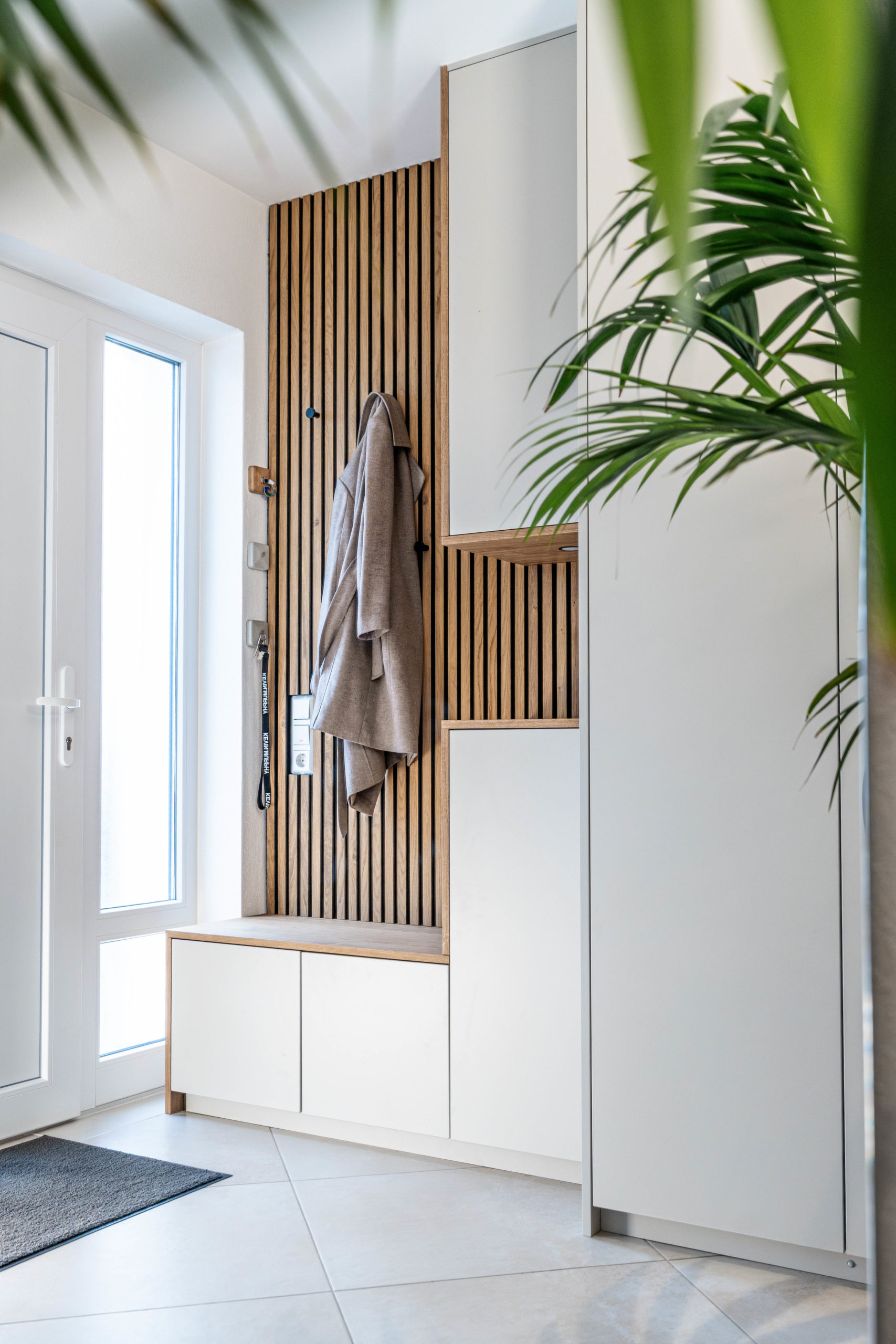 Garderobe matt weiß mit Sitzbank und Eichenpaneelen