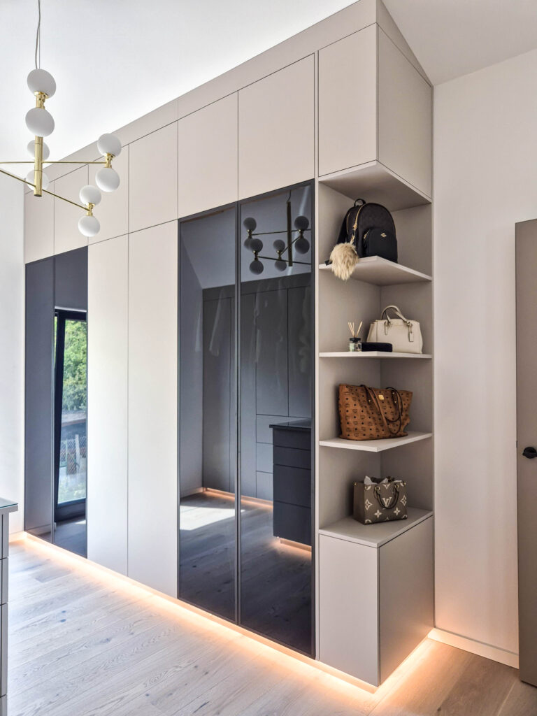 Ankleide beige mit Insel rechte Seite mit Regalen