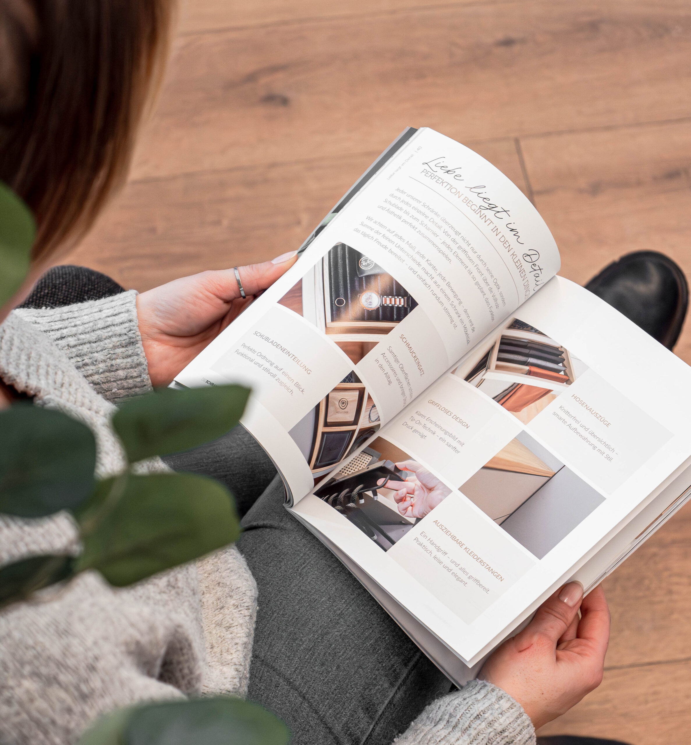 Geöffnetes Schrankhelden Magazin mit Detailbildern in der Hand