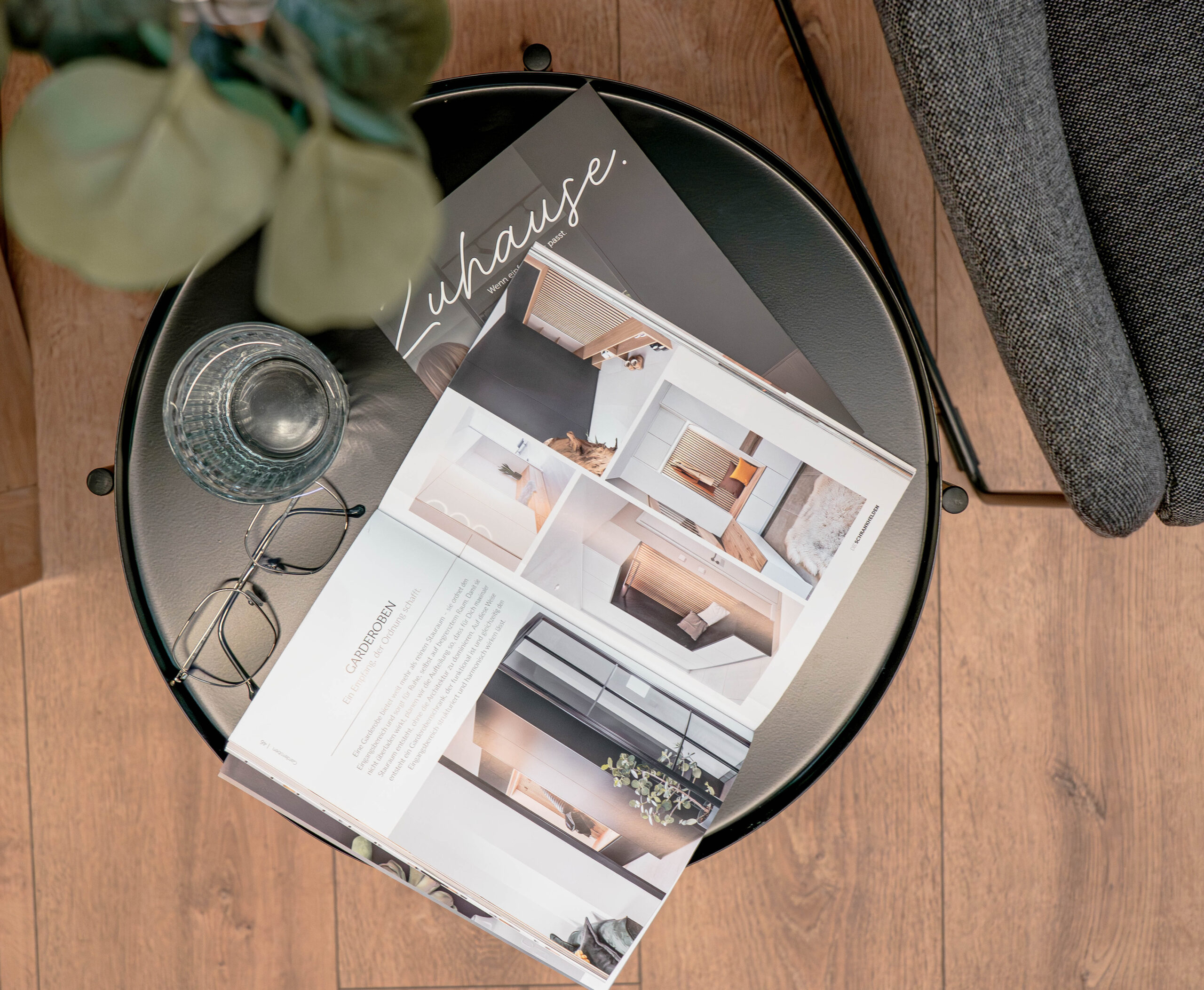 Deutsche Version des Schrankhelden Magazins Zuhause auf Tisch mit geöffneten Seiten und Wohninspiration