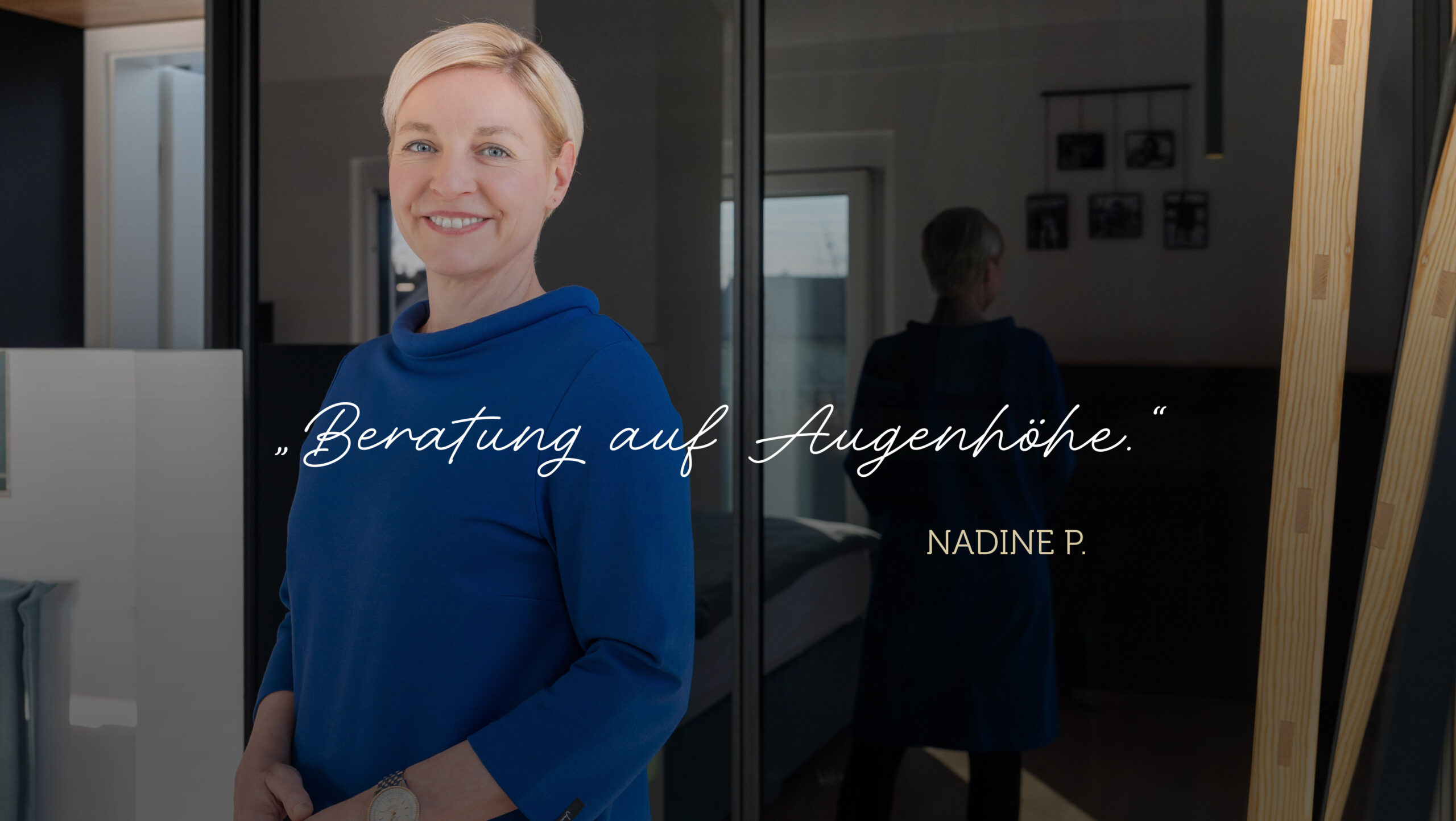 Zufriedene Kundin steht vor maßgefertigter Ankleide mit Zitat Beratung auf Augenhöhe