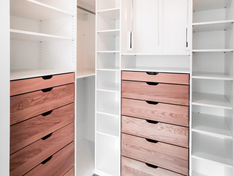 Schlichter Einbauschrank mit Schubladen