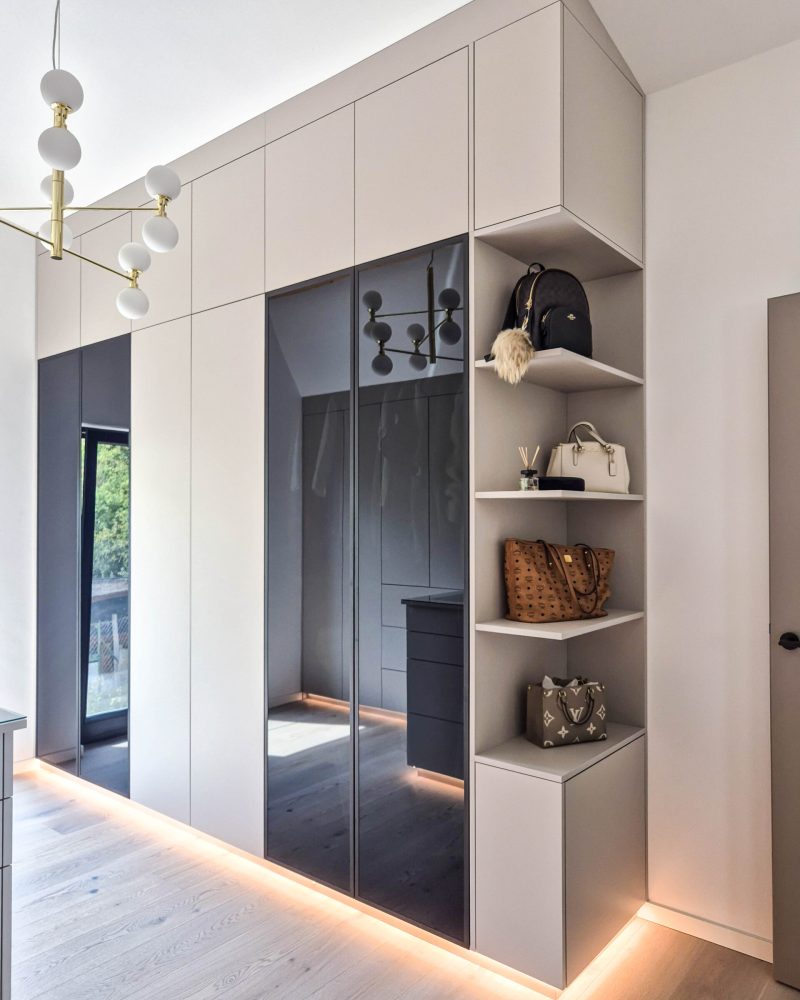 Ankleide beige mit Insel rechte Seite mit Regalen