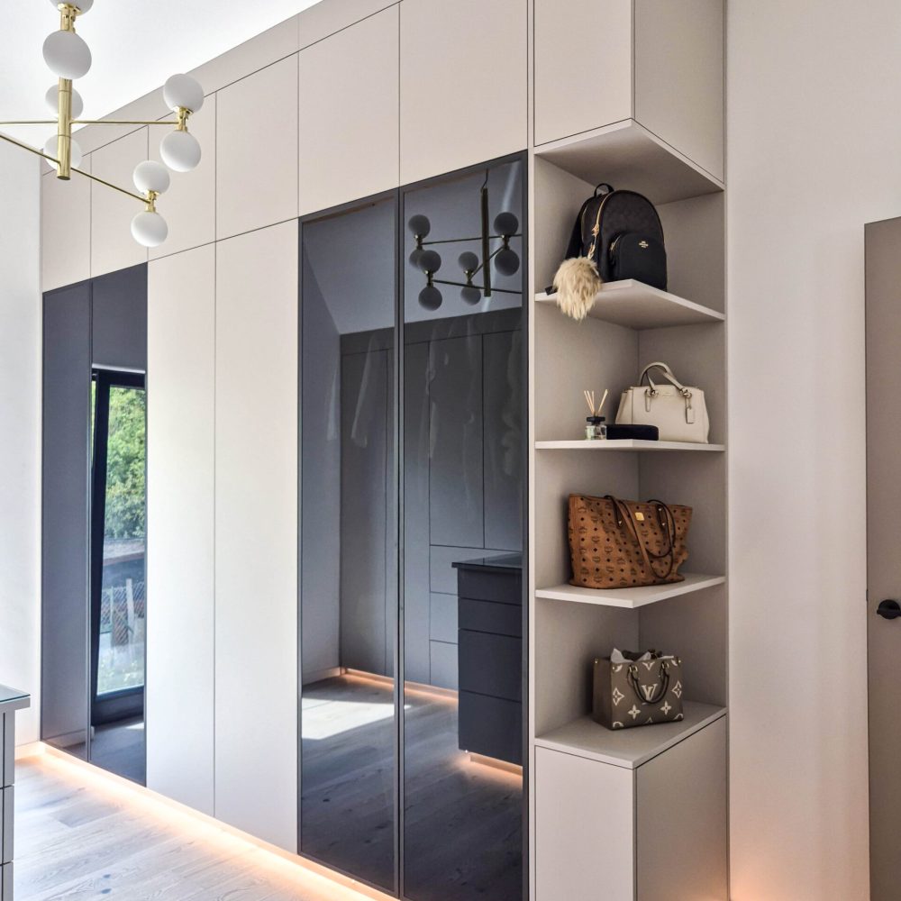 Ankleide beige mit Insel rechte Seite mit Regalen