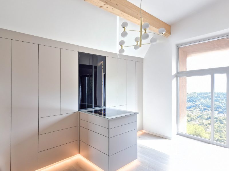 Maßgefertigtes Ankleidezimmer mit Insel, Einbauschrank und integrierter Beleuchtung