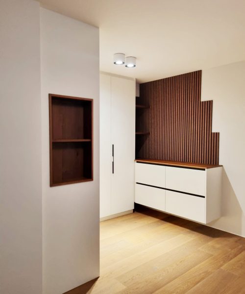 Ankleide in weiß mit Holzpaneelen