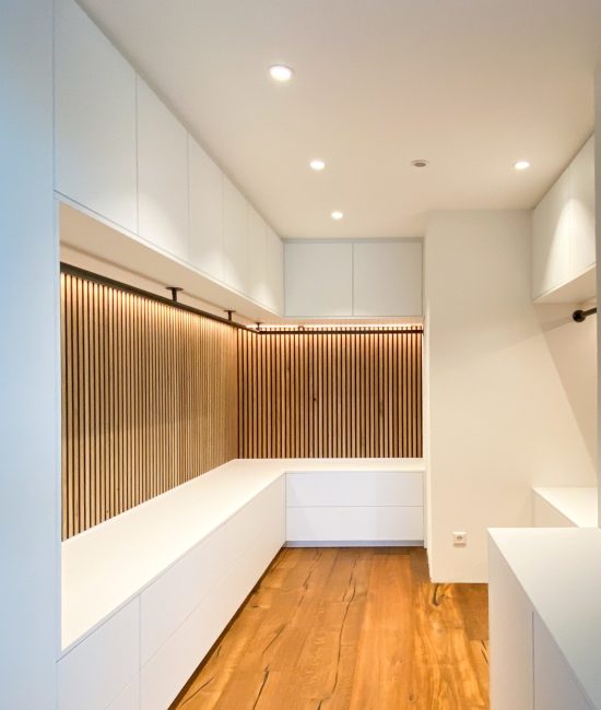 Ankleide weiß mit Holzpaneelen und Sitzbank