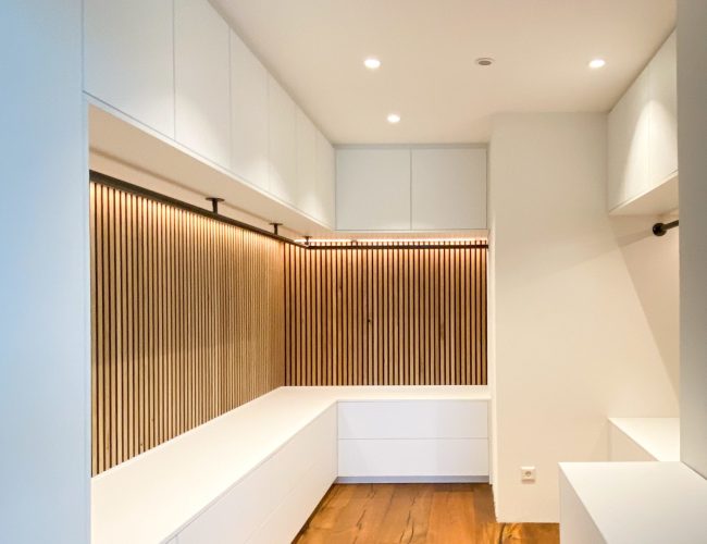 Ankleide weiß mit Holzpaneelen und Sitzbank