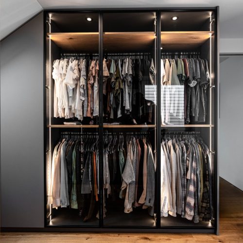 Ankleidezimmer_Eiche_Anthrazit_LED_Glastüren_mit_Alurahmen_schwarz_Die_Schrankhelden Ankleidezimmer mit Glastüren und Alurahmen in schwarz