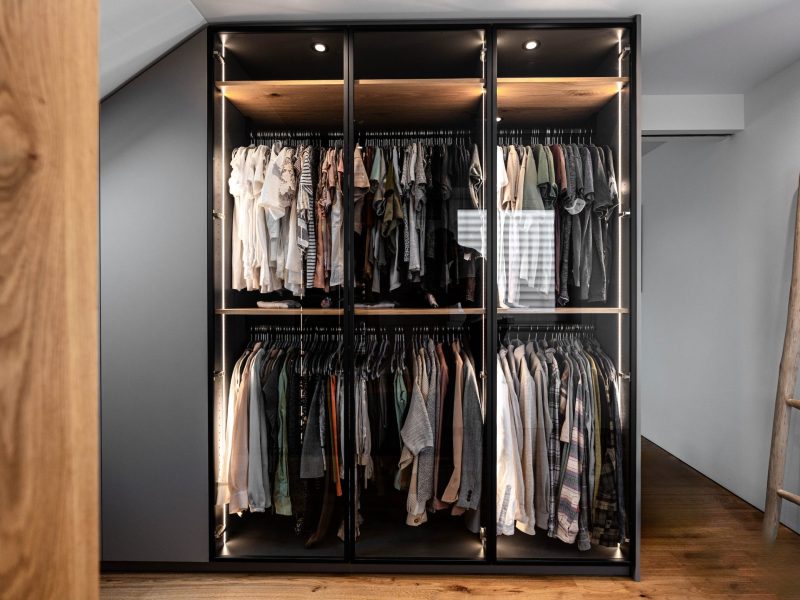 Ankleidezimmer Eiche Anthrazit LED Glastüren mit Alurahmen schwarz