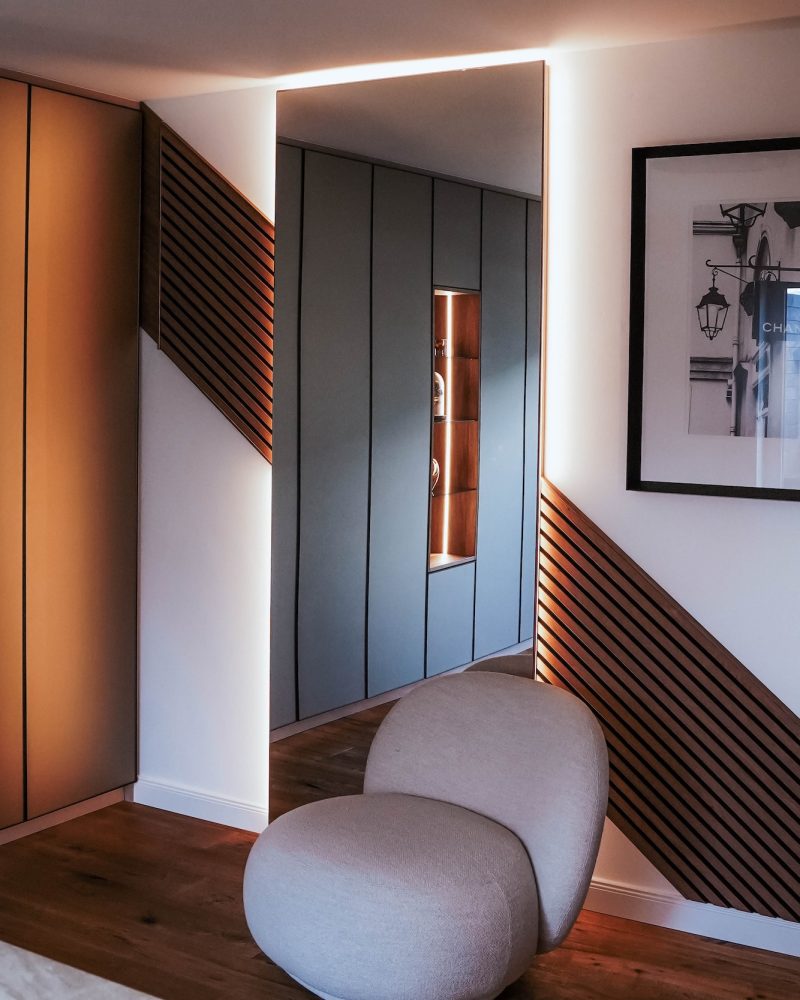 Ankleidezimmer Badezimmer Glasfronten Bronze Korpus Mandelbeige Vitrinenschrank Fußleisten LED